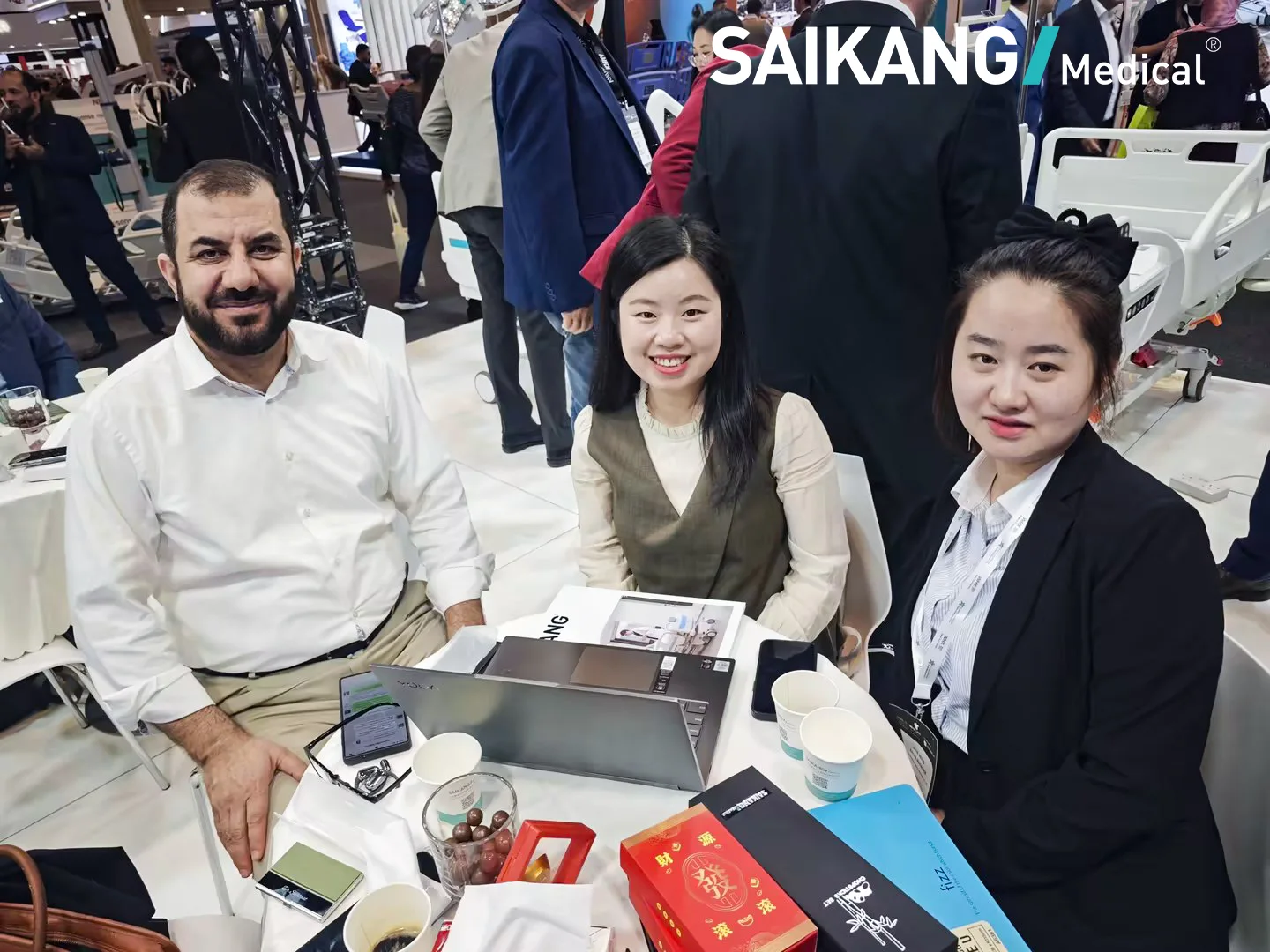 SAIKANG MEDICAL AInno Light M LED surgical light showcased in Dubai exhibition